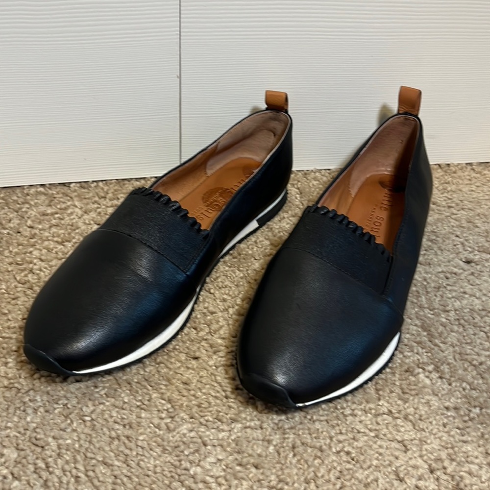 GENTLE SOULS by Kenneth Cole- Lianna Ruffle Leather Slip On Shoes - size 6